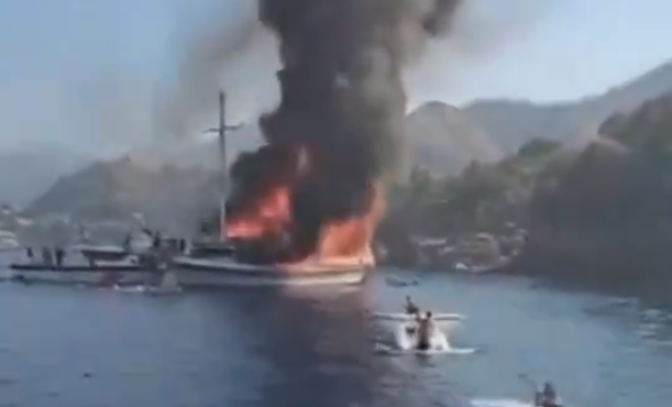 τουρκία-στις-φλόγες-τουριστικό-σκάφο-563134279